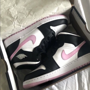 Jordans 1 mid  - Säljer mina jättefina jordans i färgen artic pink som bara står och kommer aldrig till användning tyvärr💘 skriv för fler bilder! kartong följer med<3