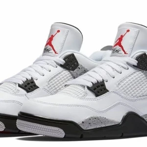 Jordan 4  - Säljer Jordan 4 white cement pågrund av att jag inte använder dom, dom är som nya och bara använda en gång, skriv för fler bilder ifall du är intresserad, pris kan diskuteras vid snabbt köp