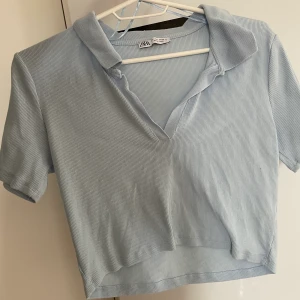 Blå tröja  - Säljer min blå tröja från Zara. Det står att det är en storlek L men skulle säga att de är en S/M 