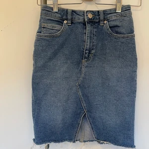 Jeans kjol - Jättefin kjol köpt i Frankrike, använd vid 1-2 tillfällen 