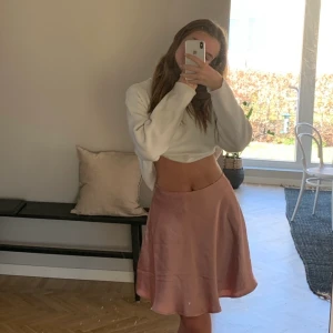 Kjol🌴 - Säljer denna härliga kjol från NA-KD. Jättefin, bra material. Knappt använd. Kontakta mig för ytterligare bilder eller frågor💞💞