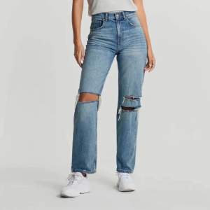 Jättefina blå 90’s raka jeans från Gina Tricot som tyvärr inte kommer till användning längre💙 slutsålda, inköpta för 599kr Lånade bilder!