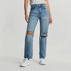 90’s jeans - Jättefina blå 90’s raka jeans från Gina Tricot som tyvärr inte kommer till användning längre💙 slutsålda, inköpta för 599kr Lånade bilder!