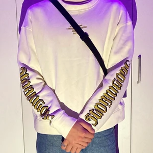 Storm Apparel - Crewneck från Storm Apparel som inte säljs längre. Färgen är lite åt offwhite hållet. Använd ett fåtal gånger. Storlek S men sitter oversized. Jag är 1,80 cm lång.   Kan mötas upp i Helsingborg och Höganäs. Köparen står för frakt.