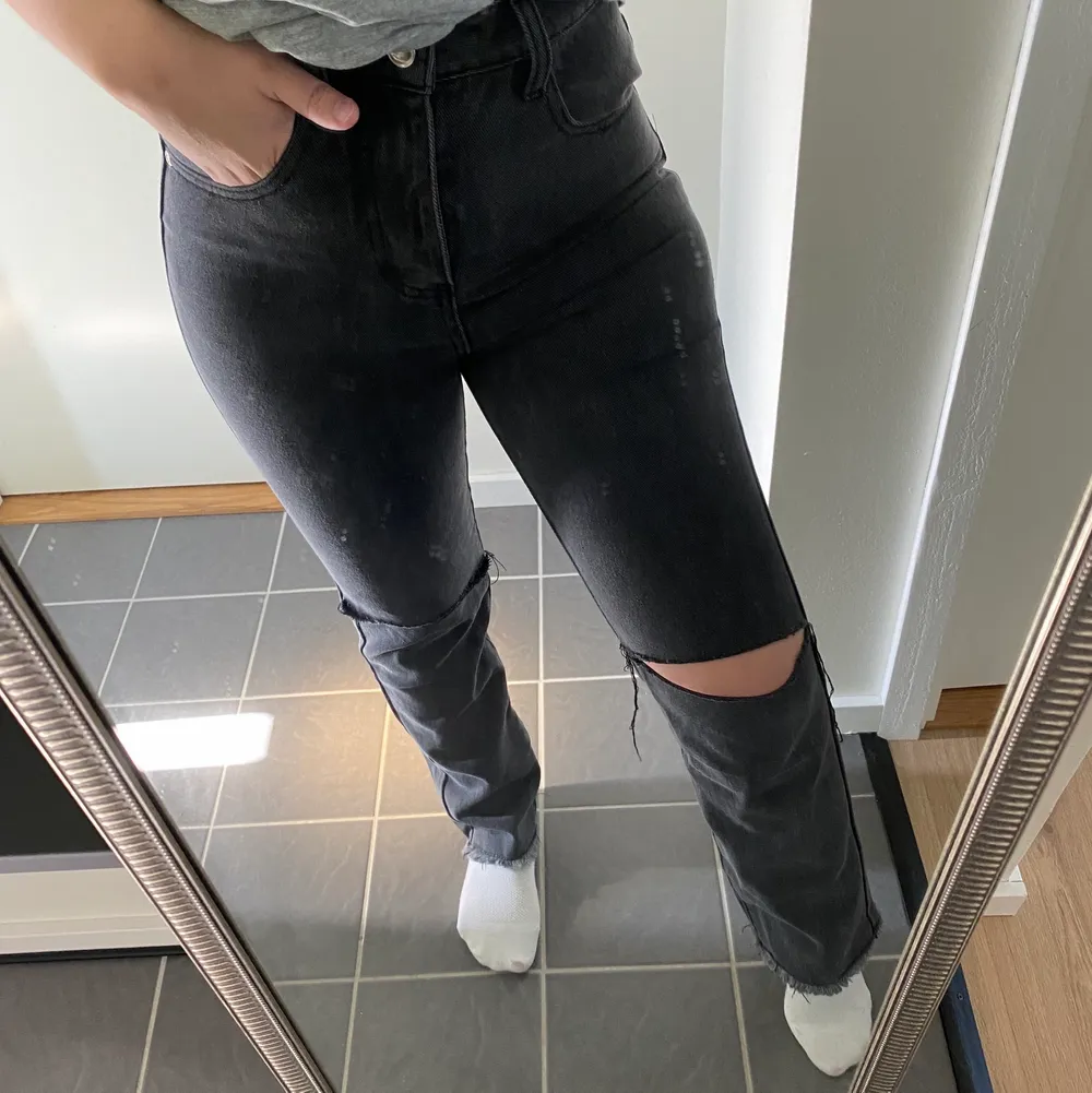 Dessa jeans är från PrettyLittleThing, är använda nån enstaka gång då dem har blivit för små. Färgen är mörkgrå och har hål vid knäna. Storleken är 32🤎 Jag är 152 cm. Jeans & Byxor.