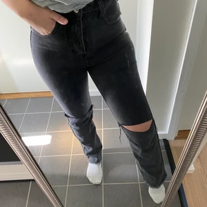 Jeans - Dessa jeans är från PrettyLittleThing, är använda nån enstaka gång då dem har blivit för små. Färgen är mörkgrå och har hål vid knäna. Storleken är 32🤎 Jag är 152 cm