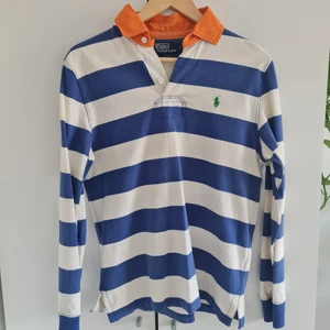 Ralph Lauren Rugby  - Ralph Lauren rugby i fint skick. Sparsamt använd - nyskick. Vit & blå med orange krage.   Org. Pris: 1400