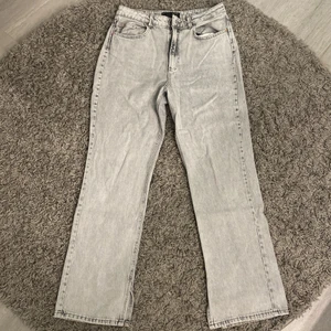 Grå jeans - Ett par gråa jeans med slit i nederkant. Assnygg färg, kommer från stradivarius och är i storlek 42 men passar nog också lite mindre.