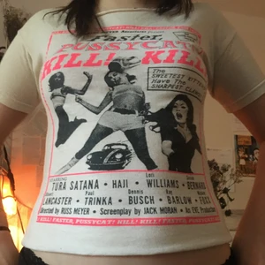 cool babytee  - Skit söt pussycats tröja har dock blivit för tjock för att ha på mig den. Den är klippt vid kragen.<3