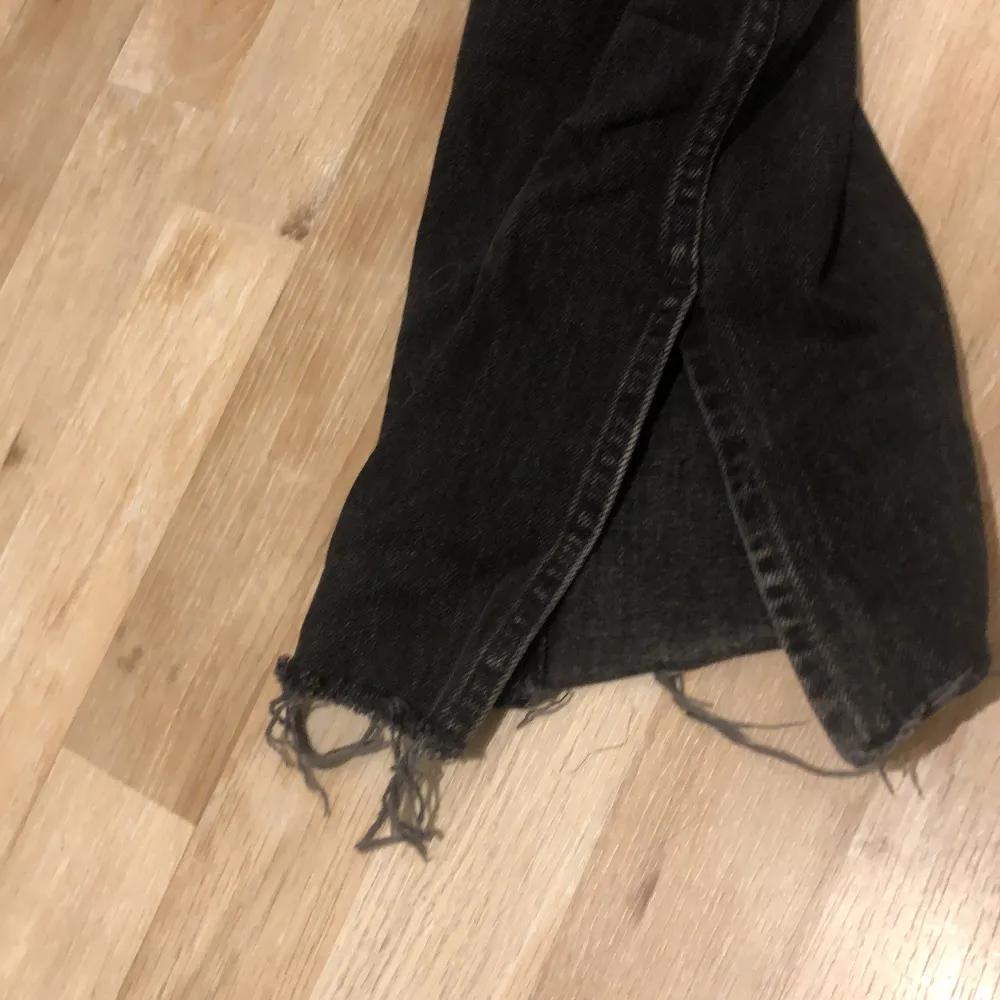 Svarta jeans med slitt nere vid fötterna. Storlek 36. Säljer pga av att dom är för små. Använda Max typ 3 gånger:) pris kan diskuteras:)) nypris ca 600kr . Jeans & Byxor.