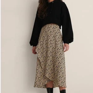 NA-KD kjol - Leopard print, omlott, använt 1 gång, skön material , petite vänlig, formande 