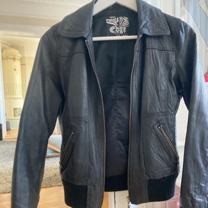 Läderjacka  - Superfin läderjacka köpt second hand. Kan mötas i Stockholm, annars står köparen för frakten🥰 tryck inte på köp nu