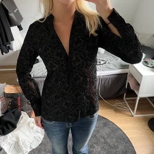 svart festtopp bikbok  - lätt svart genomskinlig spetsstopp från bikbok, oanvänd med prislappen kvar!