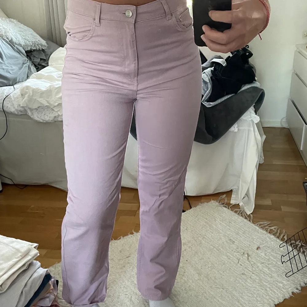 Simpla lila jeans från bikbok. Små i storleken, skulle säga att den passar en som vanligtvis har storlek M. Jeans & Byxor.