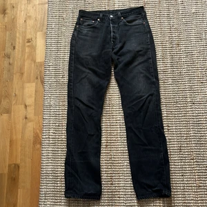 Svarta vintage Levis  - Svarta vintage Levis. Långa, 34 längd. Passar som en 36/38 beroende på hur man vill att de sitter☺️ i väldigt bra skick
