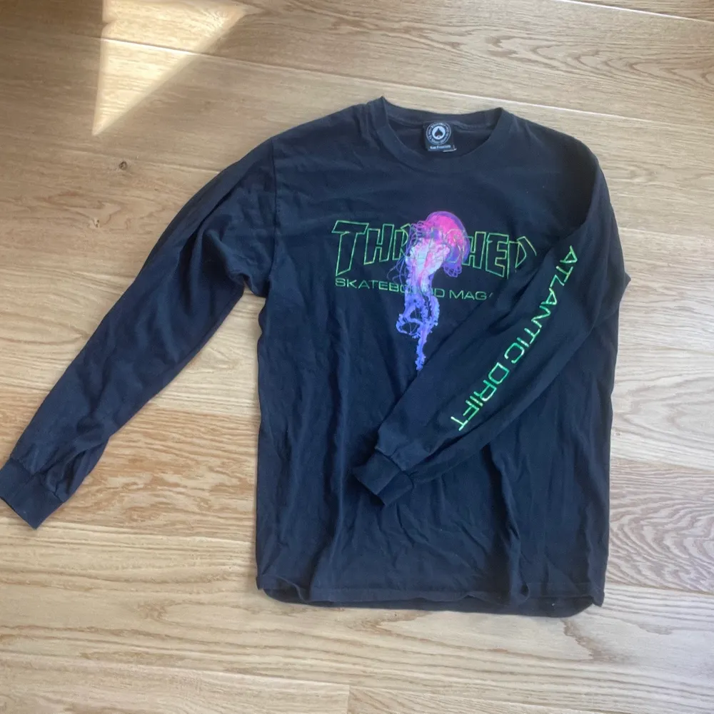 Thrasher X Atlantic Drift longsleeve. Använd max 4 gånger under mina 4 år jag ägt tröjan. Köpt från Hollywoods hemsida. En sjukt fet tröja man aldrig ser! Size M, passar även L Pris 200kr, diskuterbart!. T-shirts.