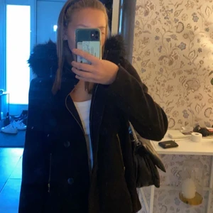 Jacka  - Säljer denna svarta jacka med puff från zara i strl M! Skicka privat för fler bilder:)