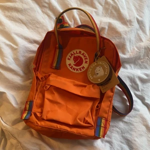 fjällräven kånken - Superfin kånken mini! helt ny och i bra skick. Köpt på plick men har inte kommit till användning<3 Perfekt nu när skolan börjat igen!