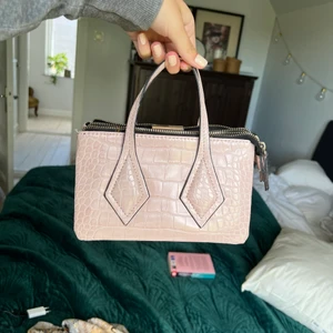 Liten handväska  - En liten ljusrosa handväska med 3 st fack! Fick den av min storasyster men har aldrig använt den, vet tyvärr inte märke. KLICKA INTE PÅ KÖP NU! Skriv till mig istället :)