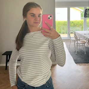 Randig tröja🖤 - Så fin tröja och skönt material! Nyskick och perfekt tröja att ha till allt!🤍🖤