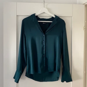 Satin Blus - Mörk grön blus i satin från Ginatricot