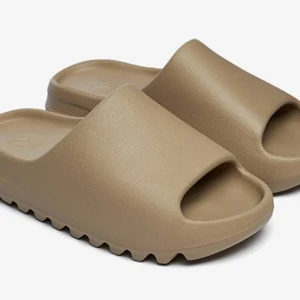Yeezy slided - Mycket lite använda. Aldrig använda ute. På förpackningen står 42, men dom passar mer som 39. Mer bilder kan skickas. Köparen står för frakten.