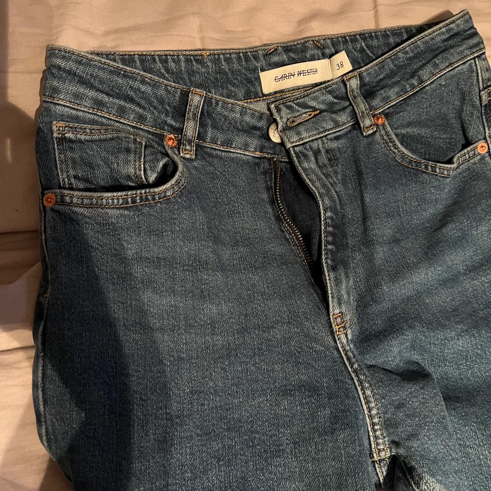 Jeans ifrån märket carin wester, använda några gånger men kommer inte till användning längre. Väldigt sköna byxor som sitter väldigt bra! . Jeans & Byxor.