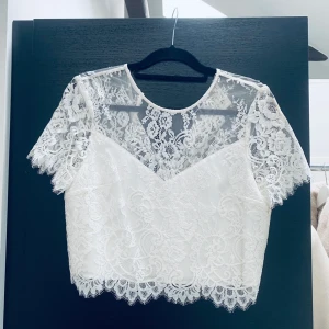 Croppad top  - Vit croppad topp i spets offwhite från H&M strl. 36. Jag har XS/S och den sitter löst och är inte stretchig. Superfin. "Fodrad".