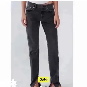 Hej jag säljer dessa så snygga populära zara jeans då jag intr tycker de sitter som jag vill och får ingen användning av de. Kom med förslag på pris, utgångspris 300. Skriv för fler bilder❤️
