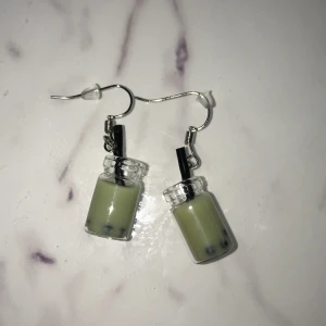 Örhänge💗 - Säljer ett par boka örhängen💕 Fört till kvarn eftersom jag bara har ett par💗⭐️ Frakt: 14kr🌸