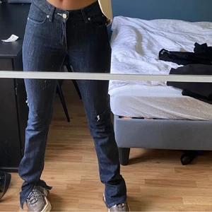 Lågmidjade jeans - Fina lågmidjade jeans ifrån ACNE med slits längst ner på benen! Storlek 27/34💖