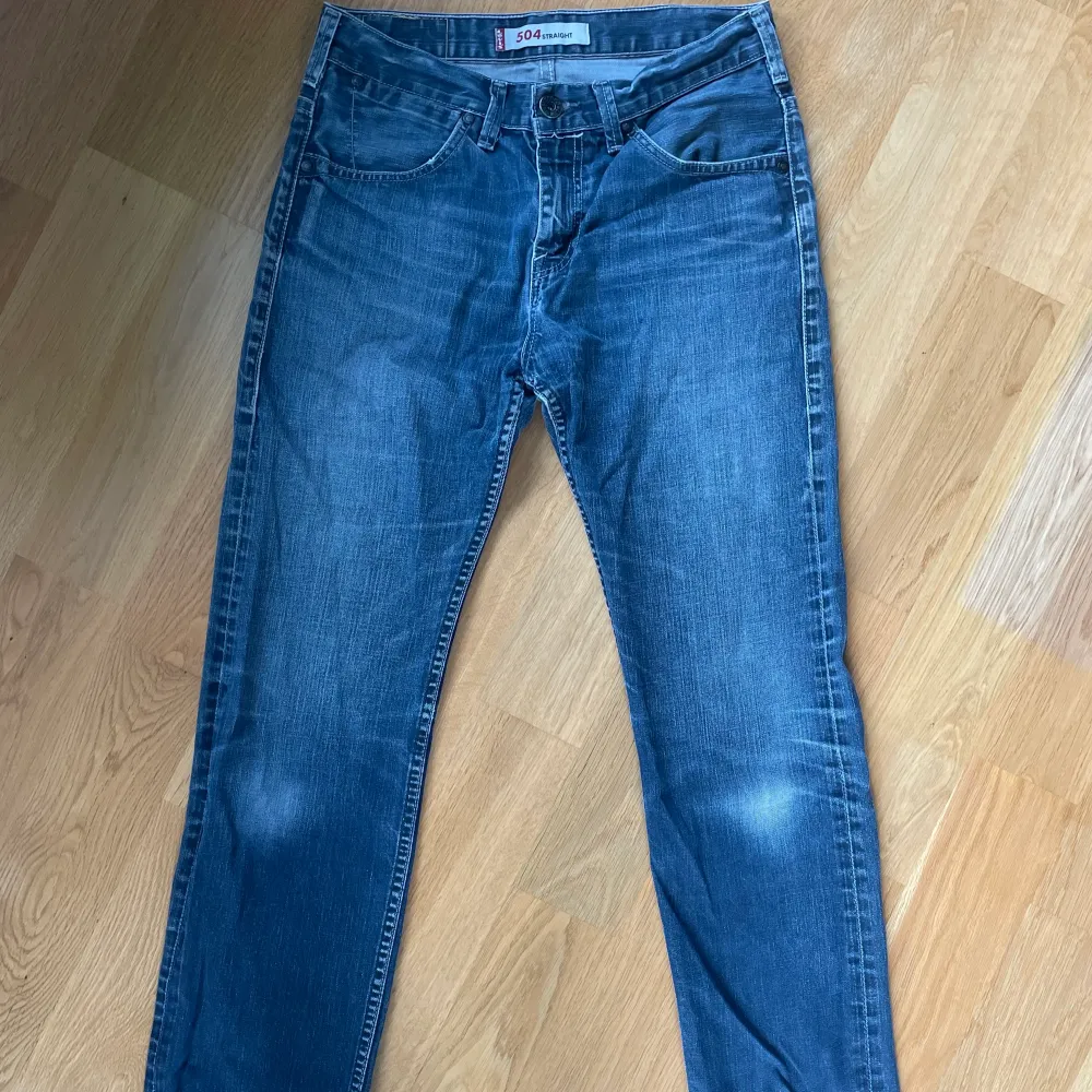 Levis-jeans i modellen 504 straight. De är storlek 31 i midjan och 32 i längd! Buden är bindande och frakt tillkommer på 66kr❤️‍🩹 hör av er för frågor/ fler bilder🥰. Jeans & Byxor.