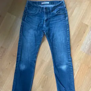 Levis-jeans i modellen 504 straight. De är storlek 31 i midjan och 32 i längd! Buden är bindande och frakt tillkommer på 66kr❤️‍🩹 hör av er för frågor/ fler bilder🥰