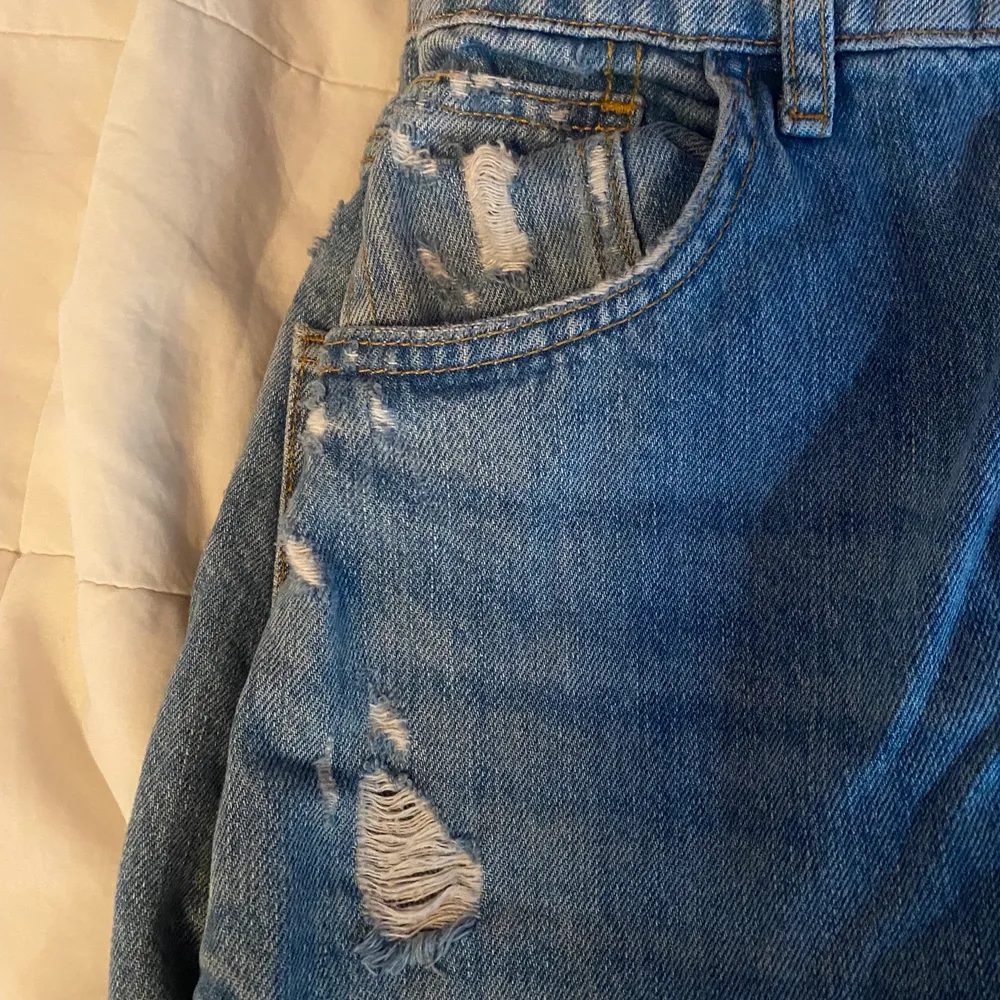 Highwaist ljusblåa jeans från pull&bear. Längden på benen är perfekt för någon ca 165 cm lång. Vida ben, hög midja med mycket snygga detaljer. . Jeans & Byxor.