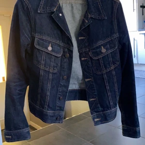 Rocky jeansjacka - Säljer denna fina jeansjacka från märket Rocky. Nypris cirka 500. Pris kan diskuteras, köparen står för frakt. Hör av dig för mer info!