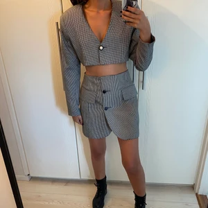 Kort kavaj och kjol - Kjol och kort kavaj som är omsydd från en vanlig kavaj.   Mått: Kjol:   Midja: 74,5cm (går att göra mindre eller större) Längd: 41cm    Kavaj:   Ärmlängd: 59,5cm    Längd bak: 33cm    Axelvaddar som går att ta av