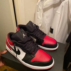 Air jordan 1 Low bred toe - 10/10 endast testade Storlek 45 (PASSAR 44) Släpper dom för billigt pris vill få iväg dom, Gratis creaseskydd Skickas med självklart och Box och extra,  Endast seriöse köpare tack 🙏🏿 