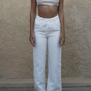 A-dsgn linnebyxor - Säljer dessa superfina linnebyxor från A-dsgn som inte säljs längre. De är i en storlek S och går ändå ner på mig som är 175 cm lång 🥰 byxorna är jätte jätte fina och endast använde några få gånger men jag säljer dom då jag har för många linnebyxor ✨