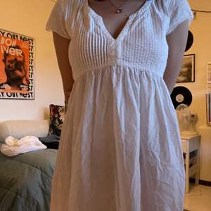 Babydoll-klänning/strandklänning i vitt, alldeles för fin för att inte användas.