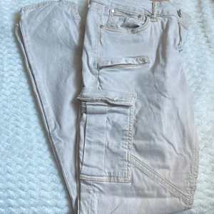 Beiga cargobyxor - Bra skick. Använt fåtal gånger. 