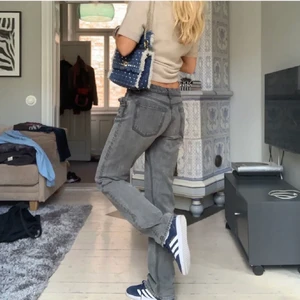 Jeans från zara i storlek 34 - Säljer dessa super snygga jeans från zara. Är i storlek 34 men skulle säga att det passar 36 också💗