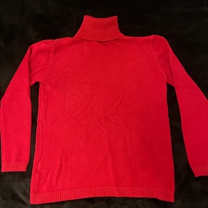 Tröja - Jätte fint skick röd tröja. Knappt använd, inga skador. Passar på storlek M och L 