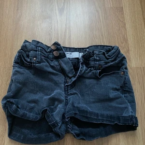 Svarta shorts  - s