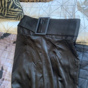 Svarta långa byxor  - Fick dessa byxor av en kompis men den passar inte mig så har endast testat dem. Är ifrån prettylittlething & i storlek 38. Dem sitter åt mycket på mig & har en dragkedja där bak. 