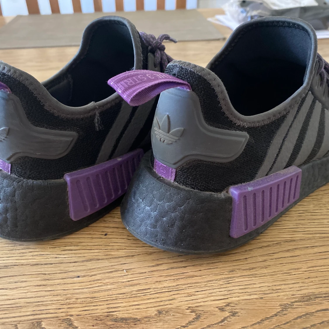 Nmd_r1 purple black strl 39 1/3 ny pris 1500kr - 90