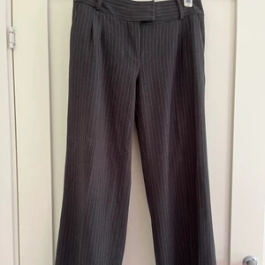 Randiga gråa kostymbyxor  - Älskar dessa byxor, så snygga men tyvärr för små för mig. Storlek 40 men passar 38 bättre 