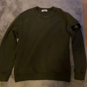 Stone island tröja - En äkta Stone island tröja utan luva, skönt och ha på sig, knappt använd, inga skador, ny pris 2500 