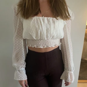 Vit topp från Two Angles - Säljer denna vita toppen från Two Angels från märket Eight Paris. Använd en gång, så toppen är i fint skick! Köpt för 599kr men säljer billigt då den inte kommer till användning. 
