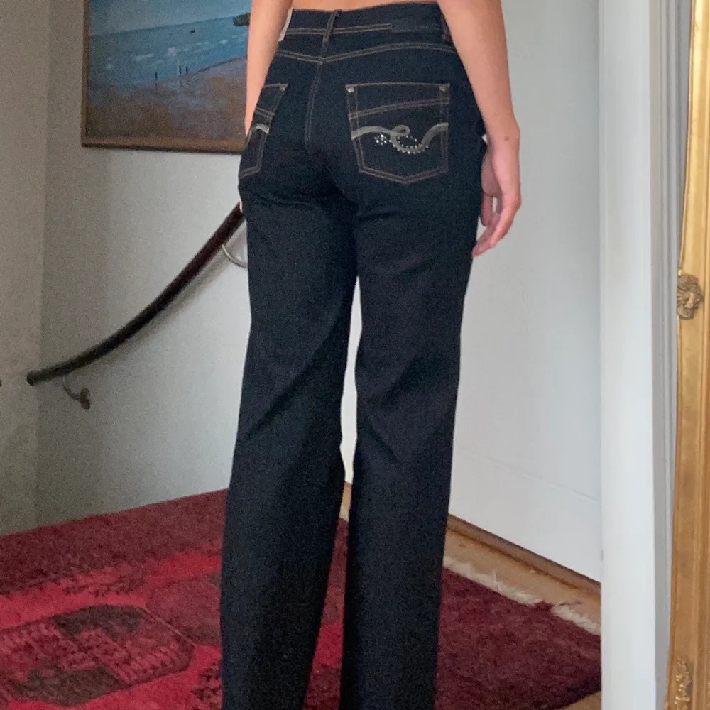 Jeans köpta second hand, men helt nya då lappen sitter kvar! 🖤 Midjemått: 74cm | Innebenslängd: 75cm. Jeans & Byxor.