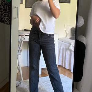 Superfina och sköna Gina jeans i strl 32 . Säljer då de tyvärr är för små men superbra kvalite!💕 de är inte högmidjade utan sitter under naveln så mellan högmidjat och lågmidjat😊 skickar spårbart. Skriv vid frågor eller för att lägga ett pris 😊